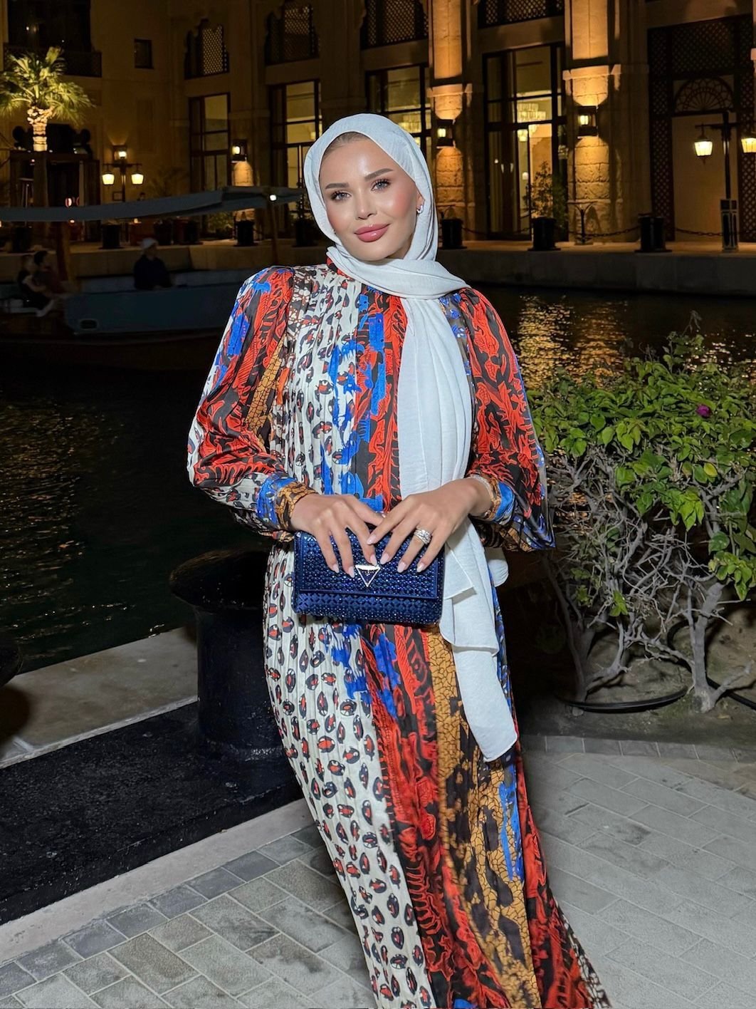 فستان أنيق بقصّة واسعة وانسيابية تمنح راحة عالية ومظهراً عصرياً ناعماً