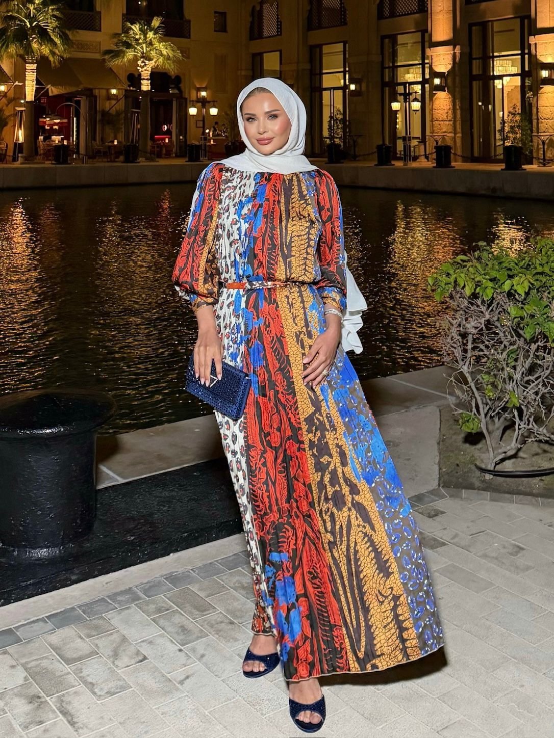 فستان أنيق بقصّة واسعة وانسيابية تمنح راحة عالية ومظهراً عصرياً ناعماً