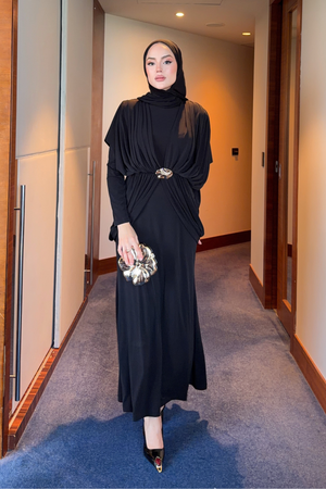 Draped Maxi Dress with High Neck and Decorative Buckle — Siyah