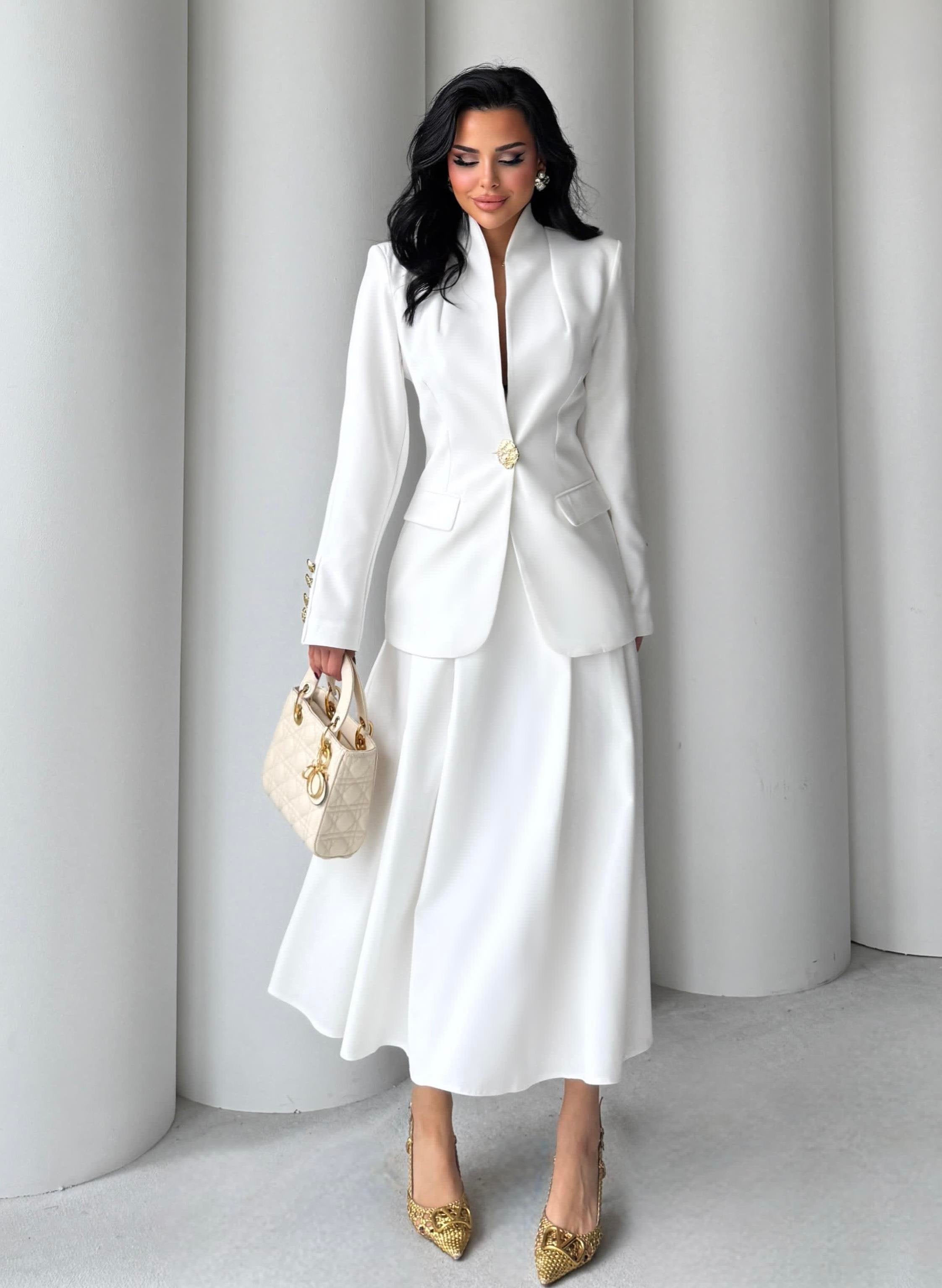 طقم بتفاصيل الأزرار الذهبية – تصميم أنيق من قماش دبل كريب مستورد (SK002)