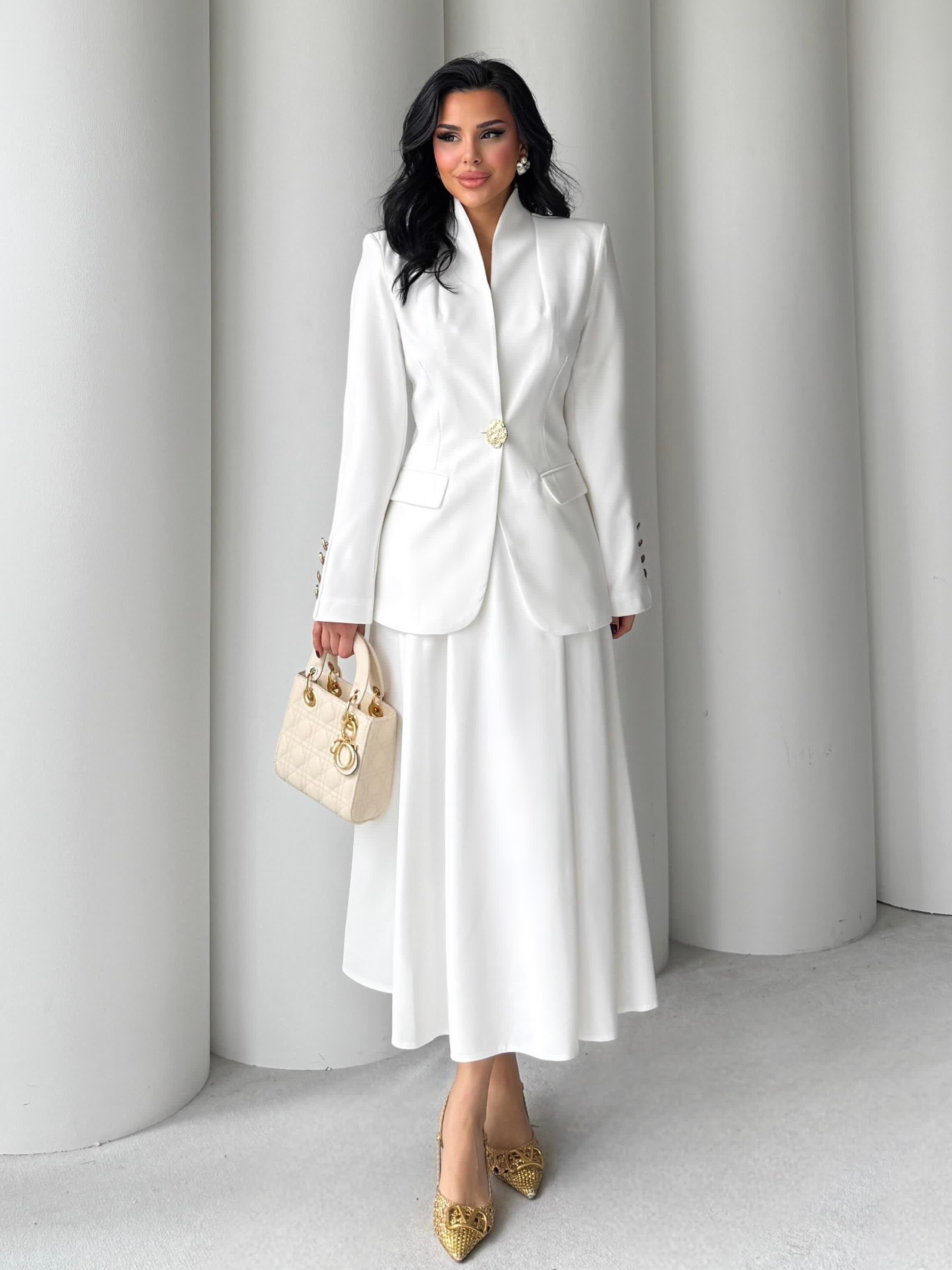 طقم بتفاصيل الأزرار الذهبية – تصميم أنيق من قماش دبل كريب مستورد (SK002)