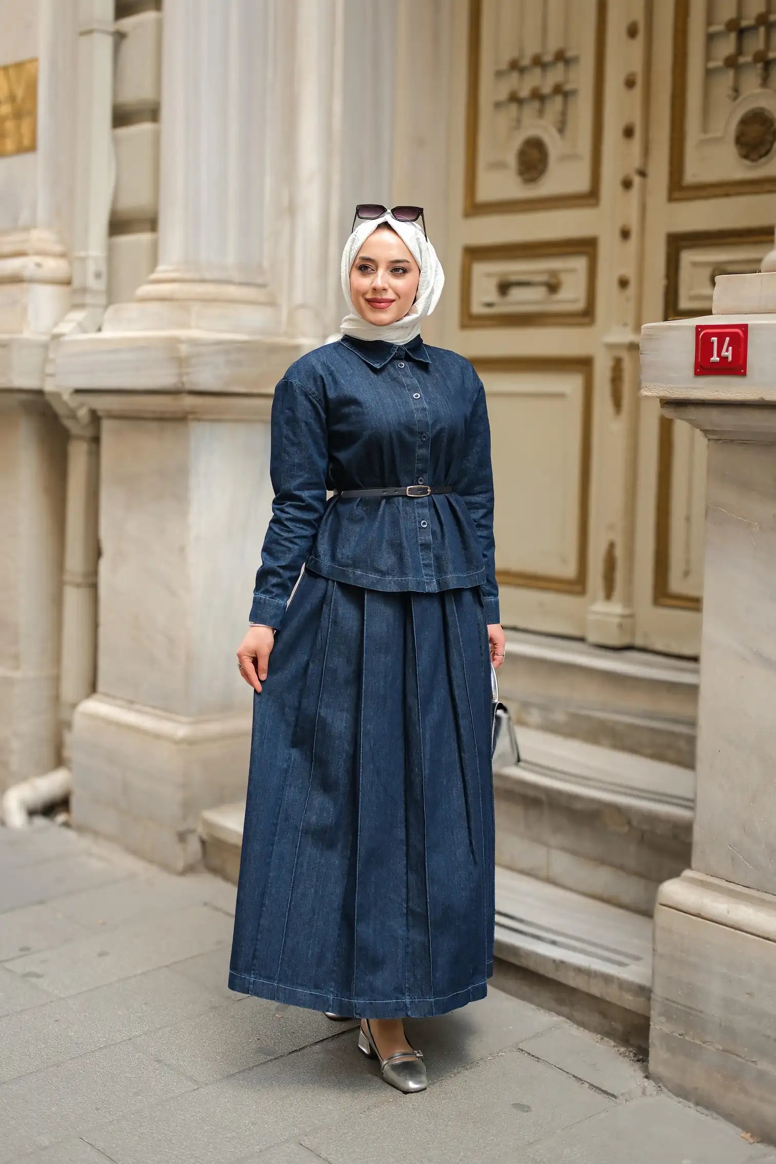 طقم تنورة جينز سلاي – من قماش فاخر مع حزام جلدي (SK003)