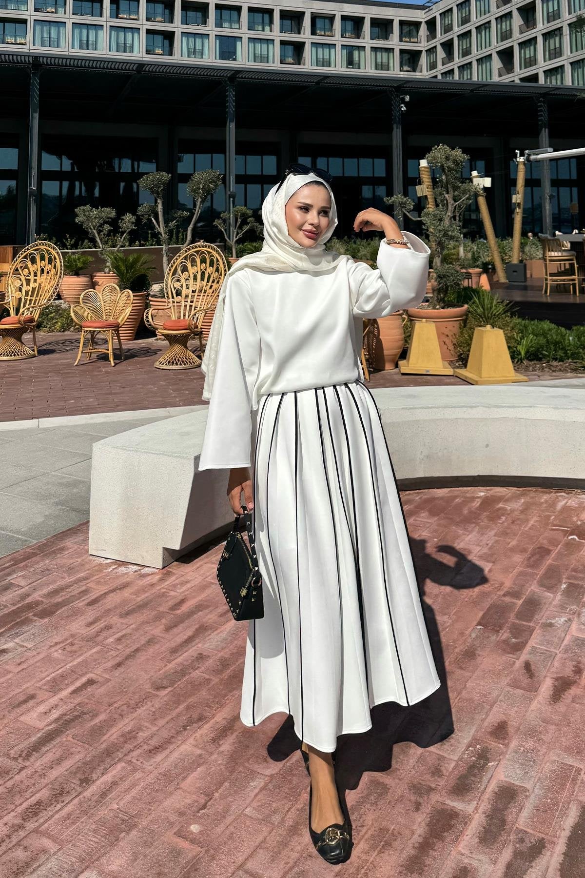 طقم تنورة بقماش سكوبا مع تفاصيل الشريط الجانبي (SK005)