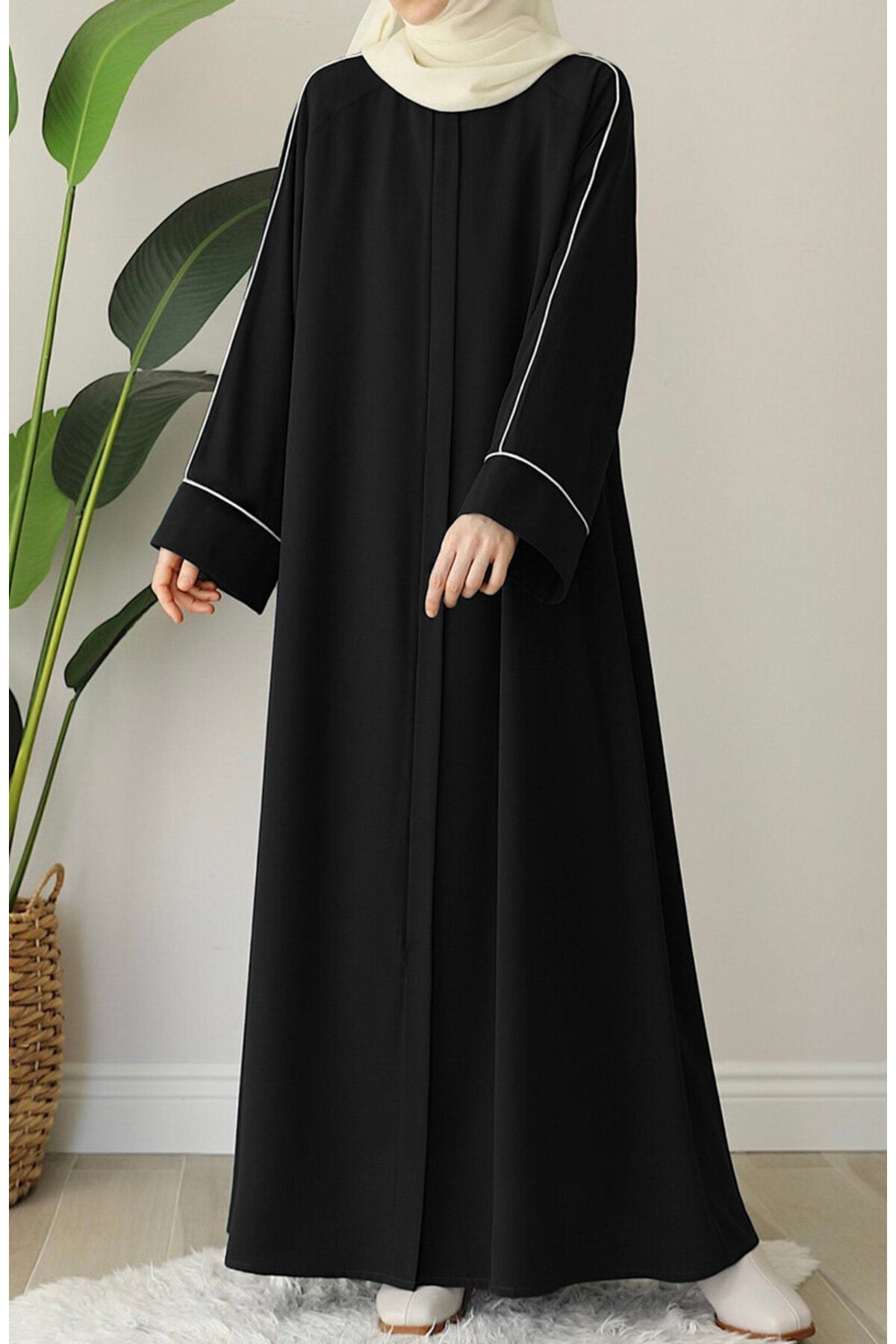Relaxed Fit Crepe Abaya with Contrast Piping and Stand Collar — Siyah