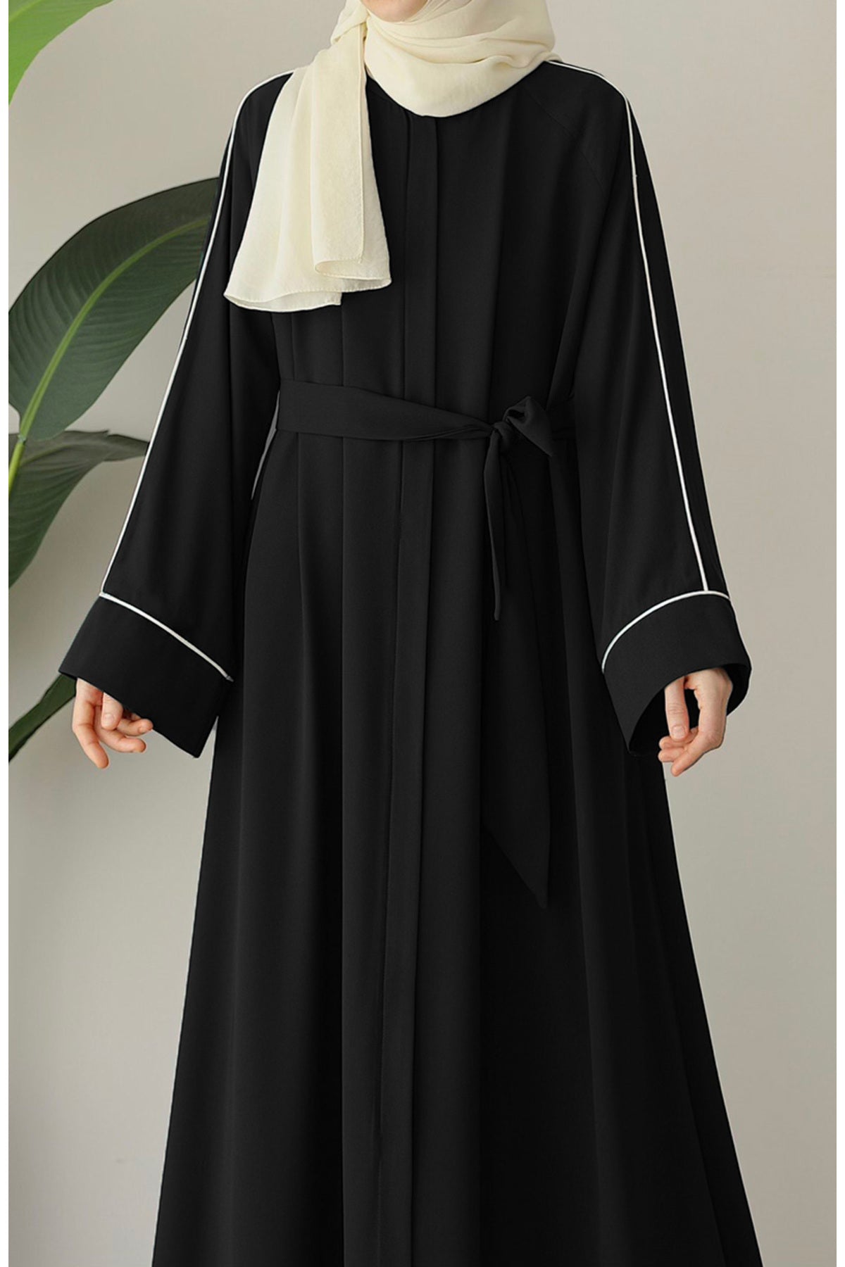 Relaxed Fit Crepe Abaya with Contrast Piping and Stand Collar — Siyah