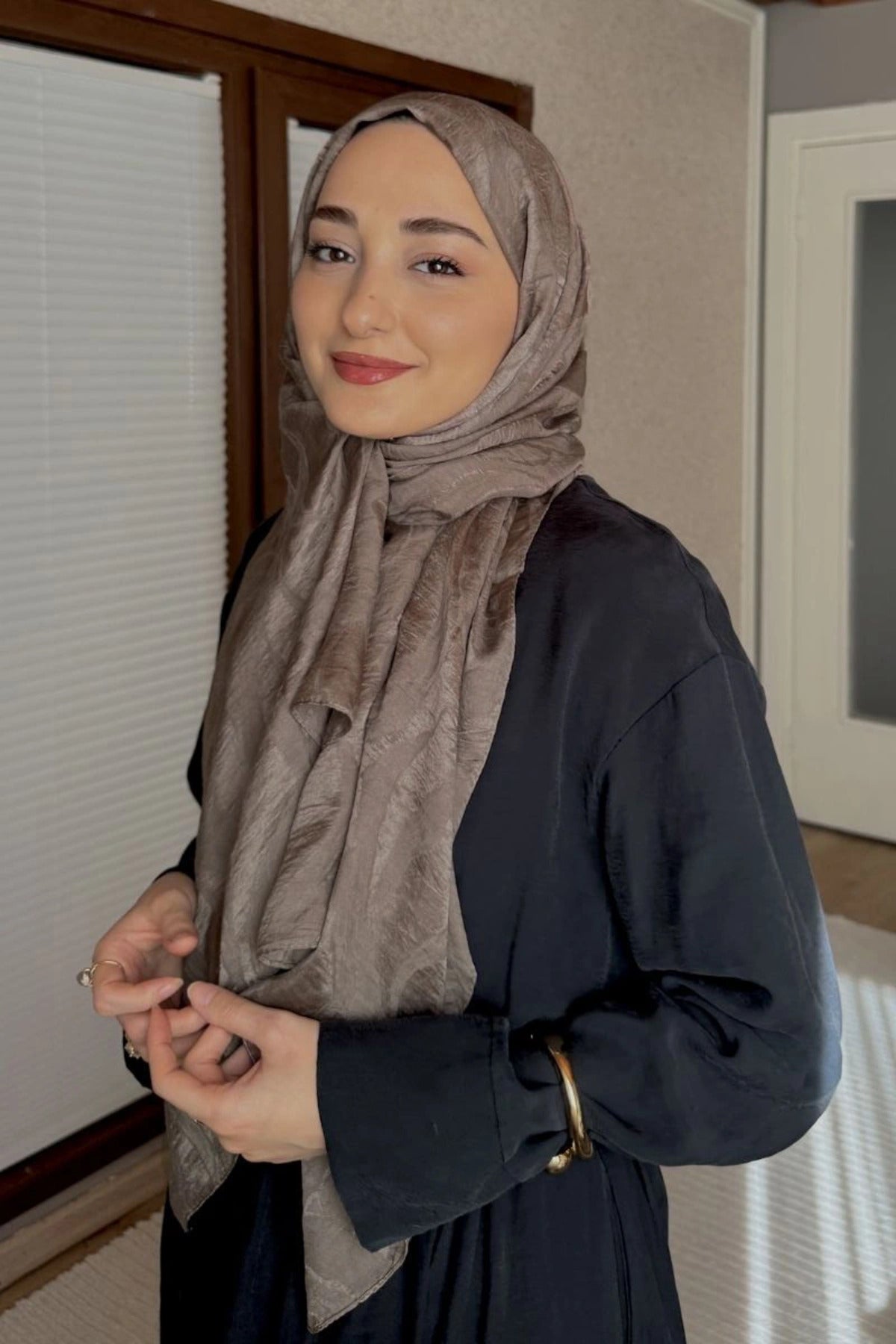Elegant Jacquard Patterned Shawl for Modest Styling — vizon