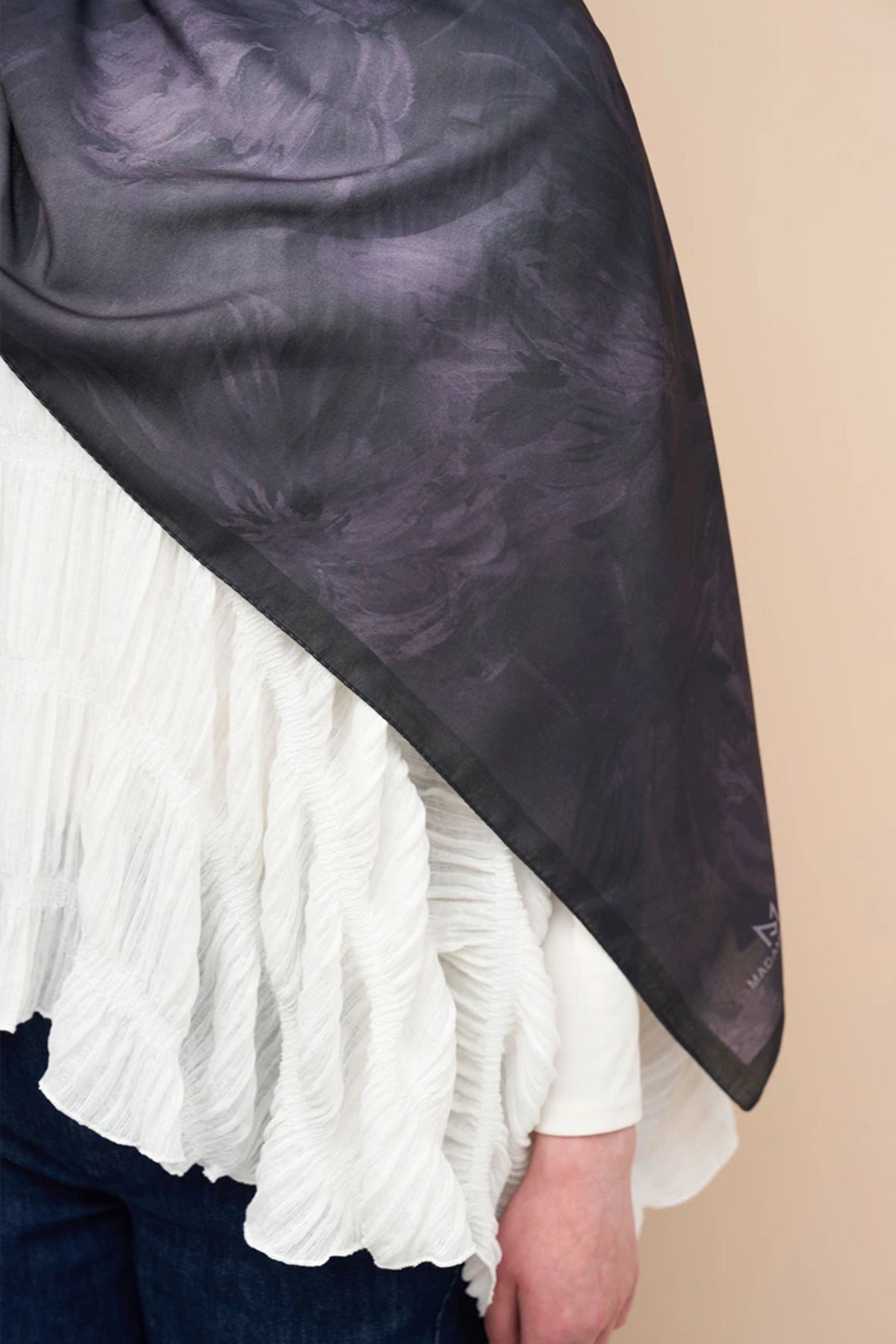 Flowing Peony Pattern Italian Silk Shawl — Siyah