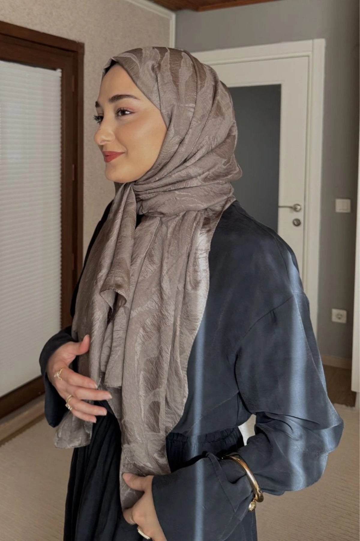 Elegant Jacquard Patterned Shawl for Modest Styling — vizon