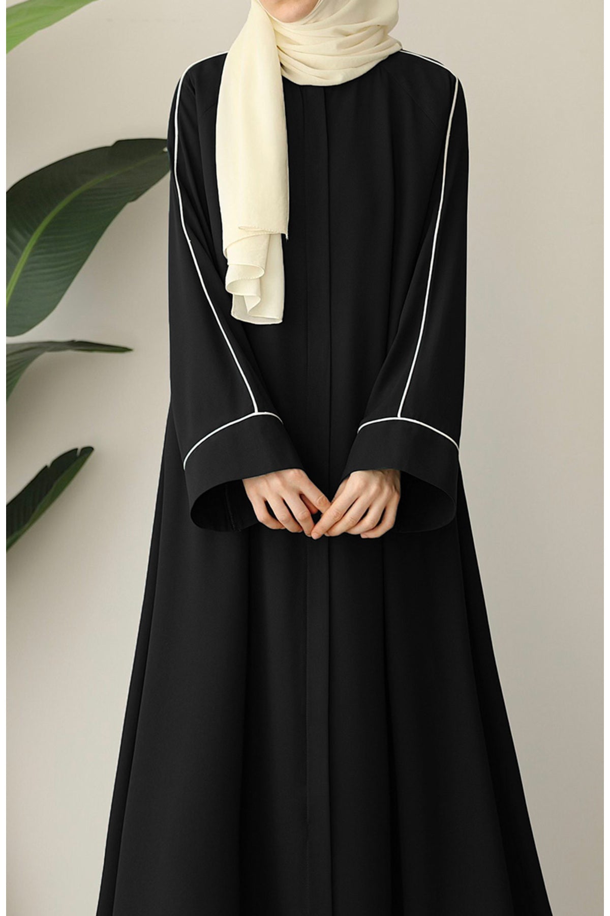 Relaxed Fit Crepe Abaya with Contrast Piping and Stand Collar — Siyah