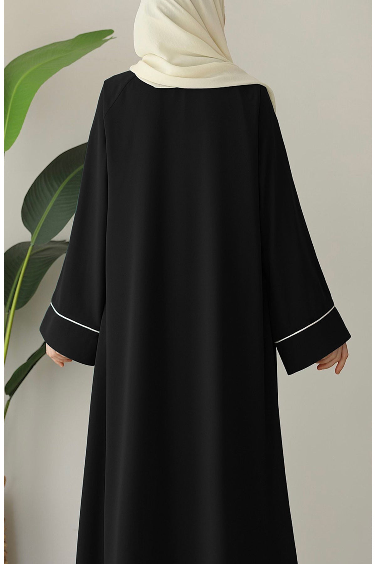 Relaxed Fit Crepe Abaya with Contrast Piping and Stand Collar — Siyah