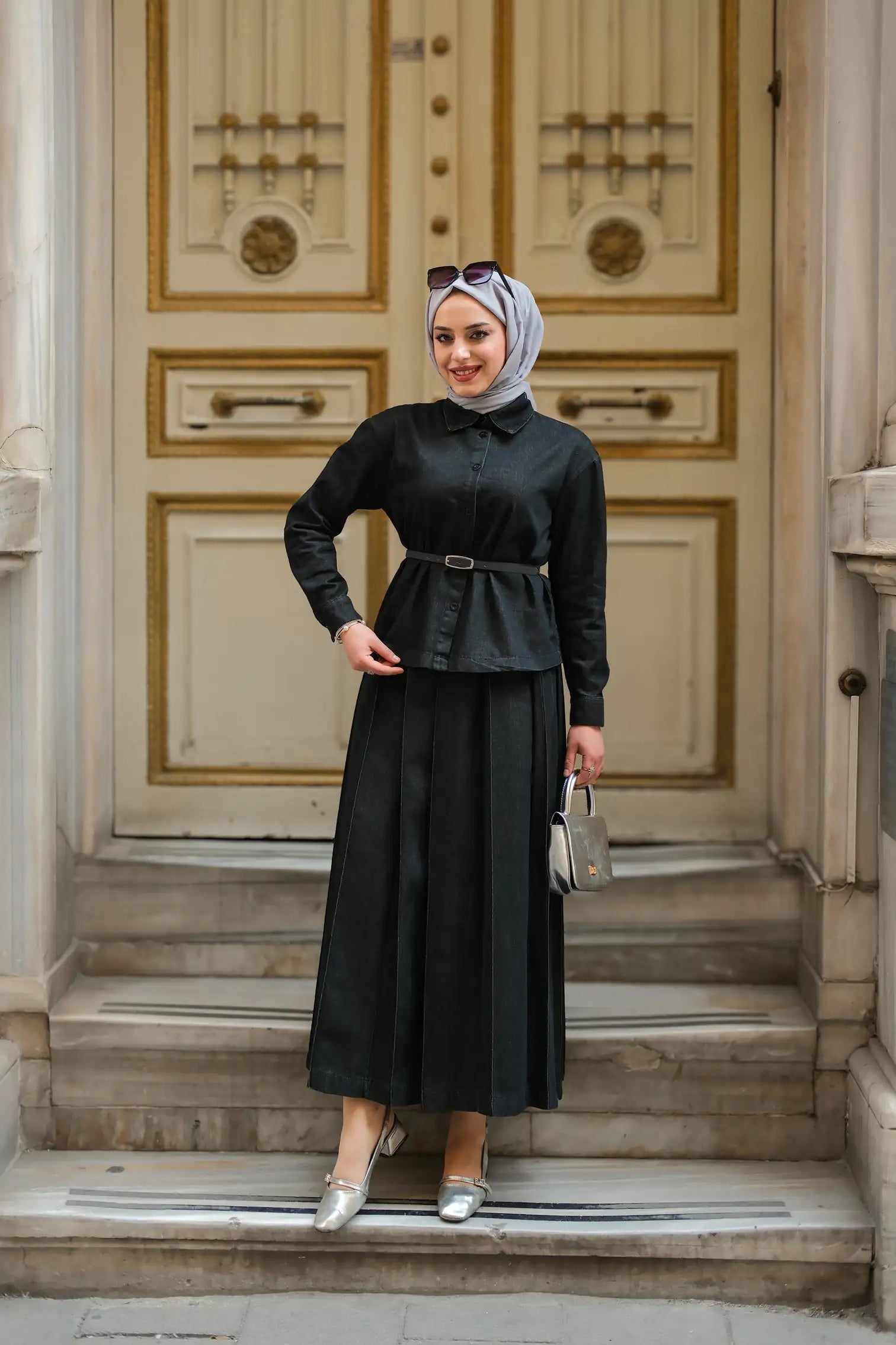 طقم تنورة جينز سلاي – من قماش فاخر مع حزام جلدي (SK003)