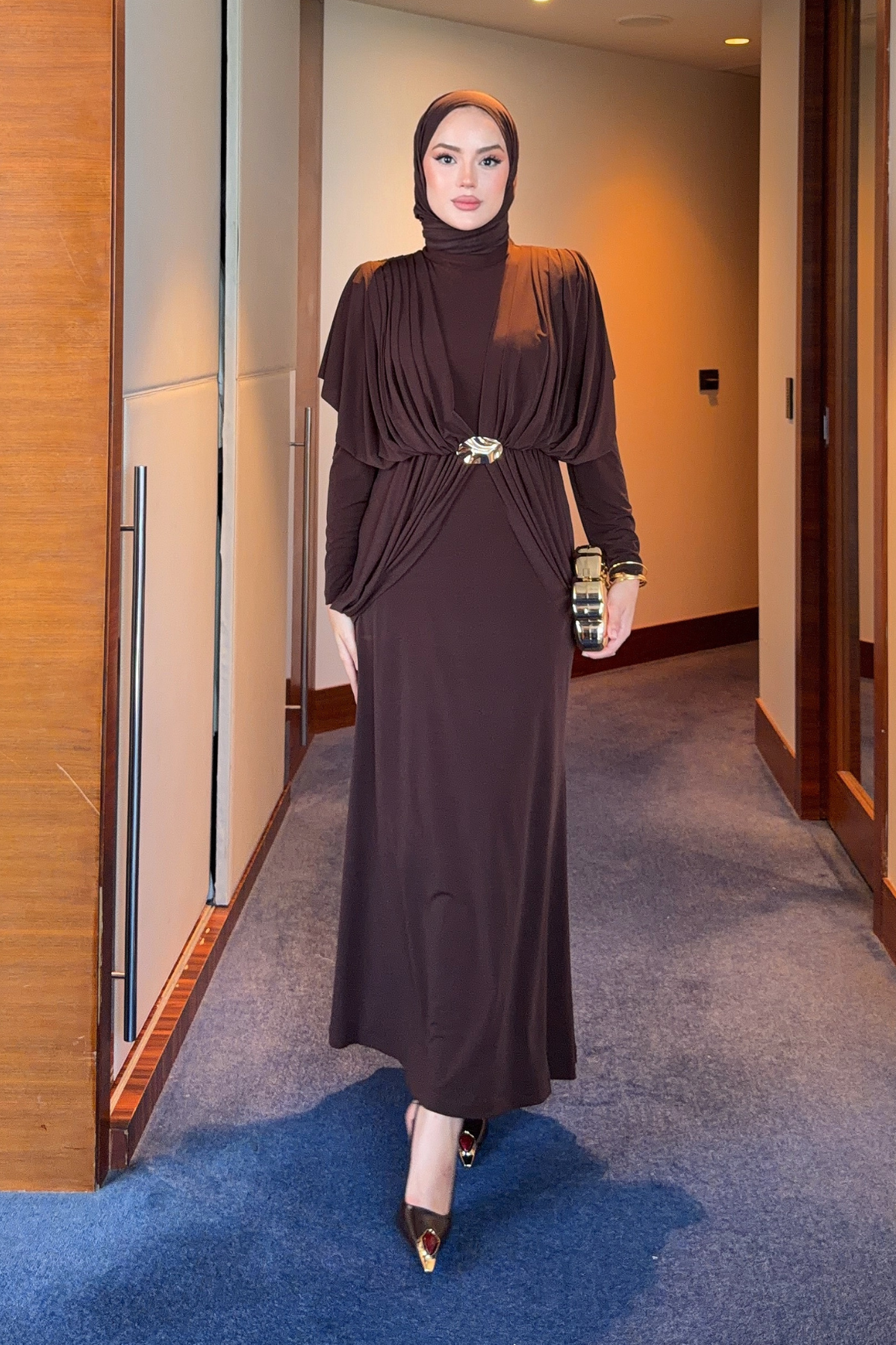 Draped Maxi Dress with High Neck and Decorative Buckle — Kahverengi