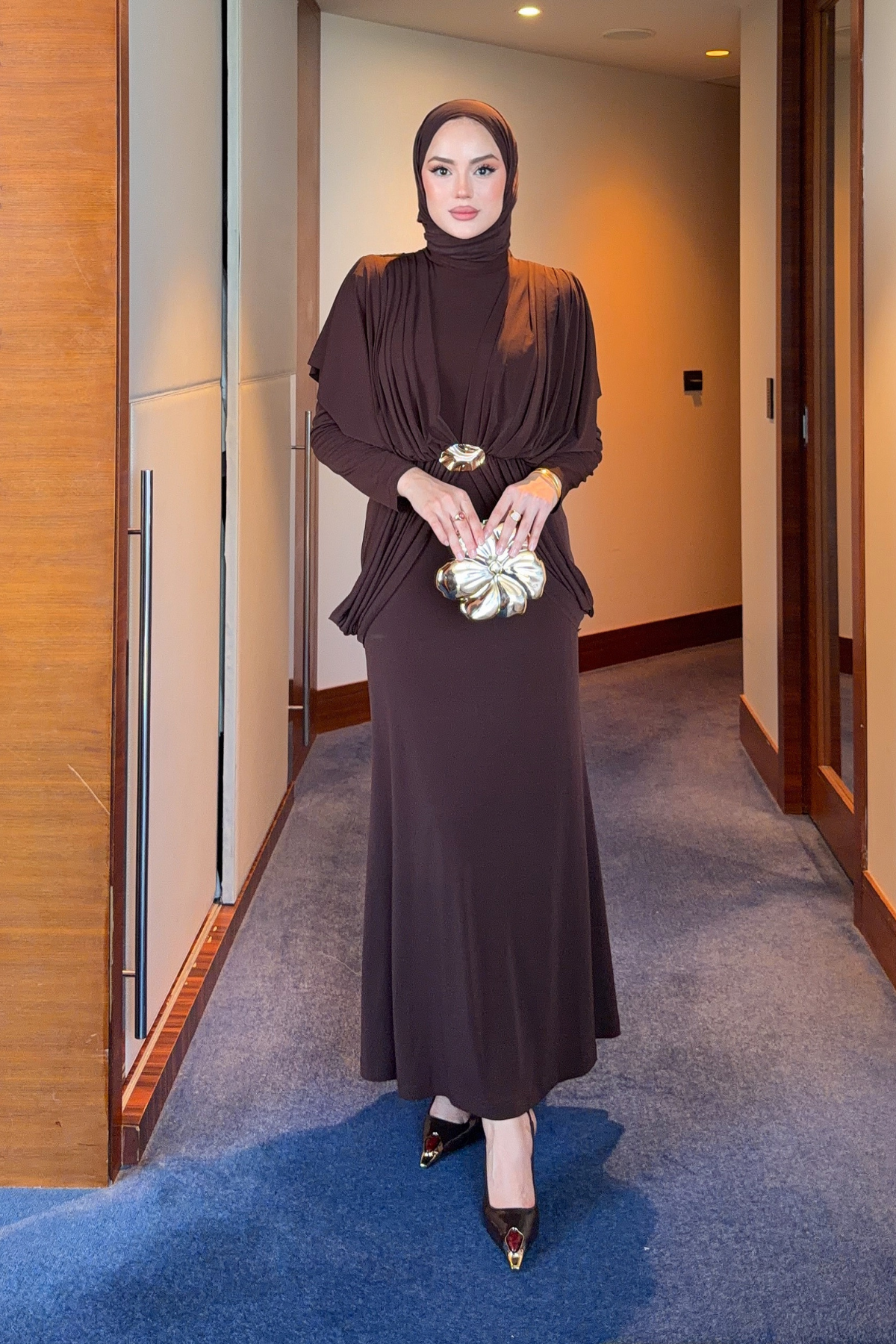 Draped Maxi Dress with High Neck and Decorative Buckle — Kahverengi