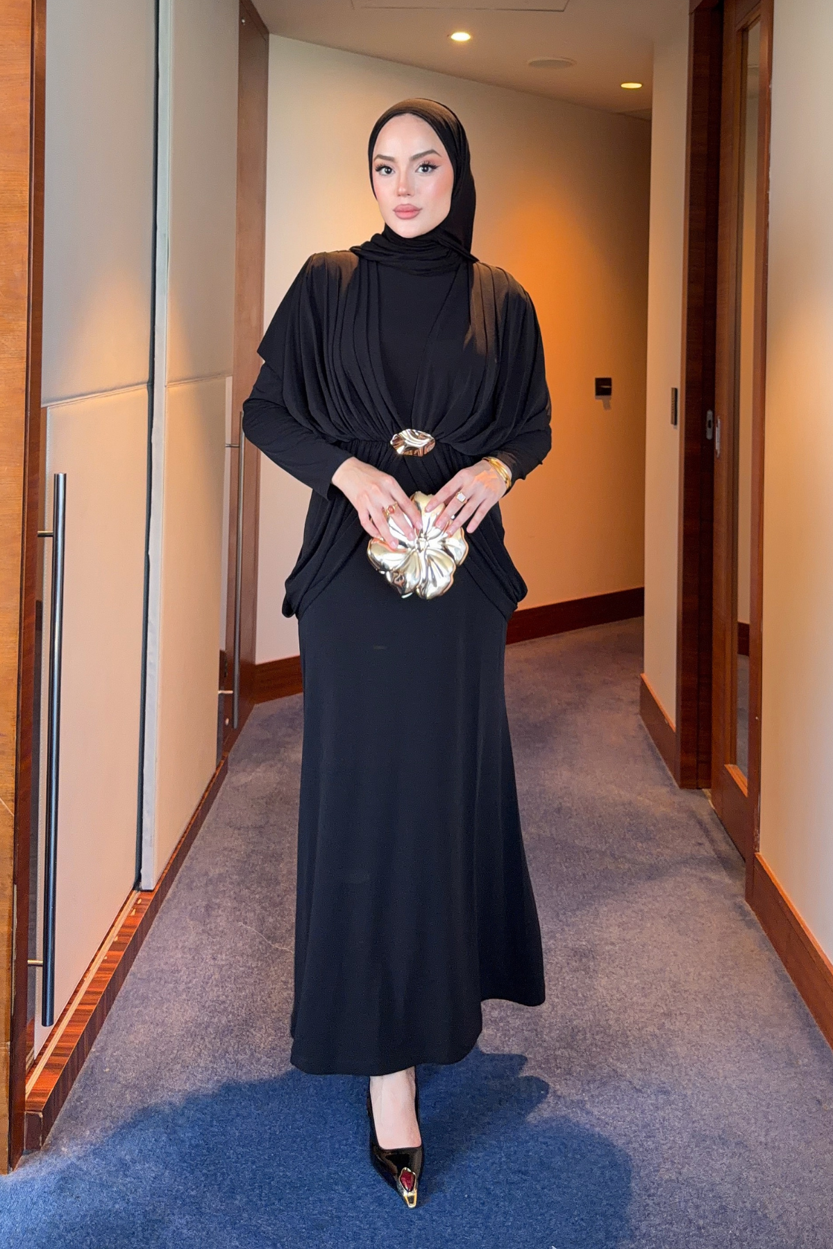 Draped Maxi Dress with High Neck and Decorative Buckle — Siyah