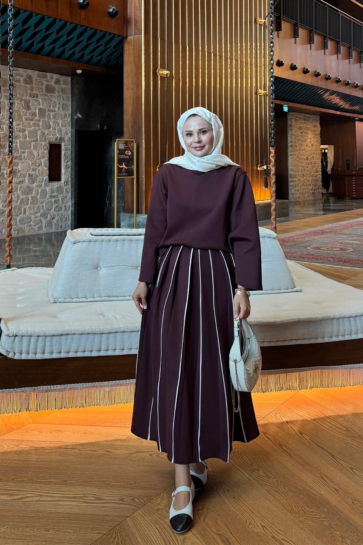 طقم تنورة بقماش سكوبا مع تفاصيل الشريط الجانبي (SK005)