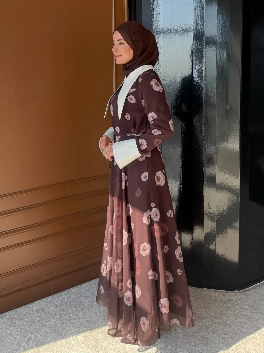 Long Sleeve Floral Maxi Dress with Contrast Collar & Tie Belt — Kahverengi