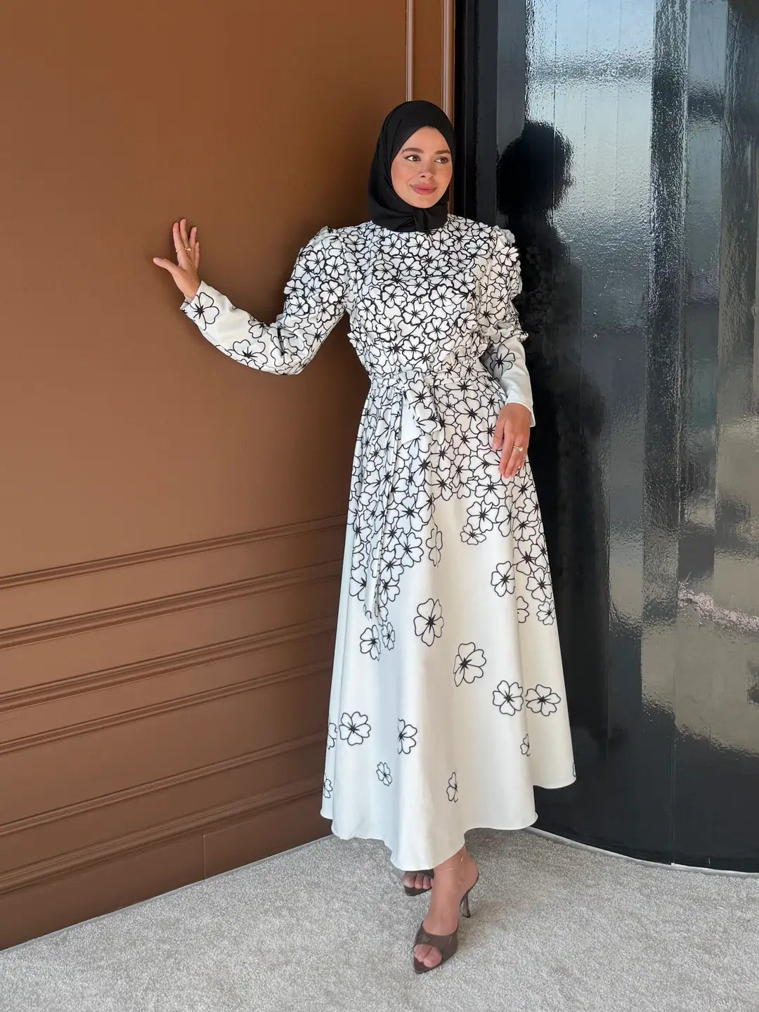 A-Line Maxi Dress with Puffed Sleeves and 3D Floral Appliques — Siyah