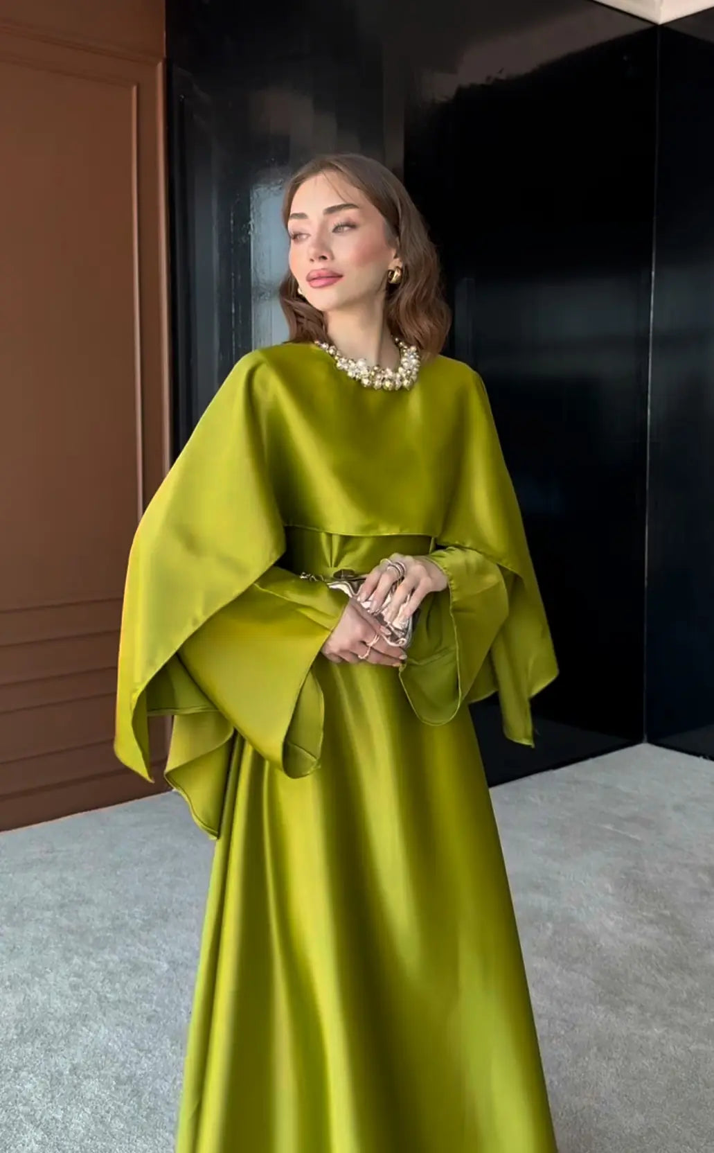 Flowing Maxi Dress with Cape Overlay — Yeşil