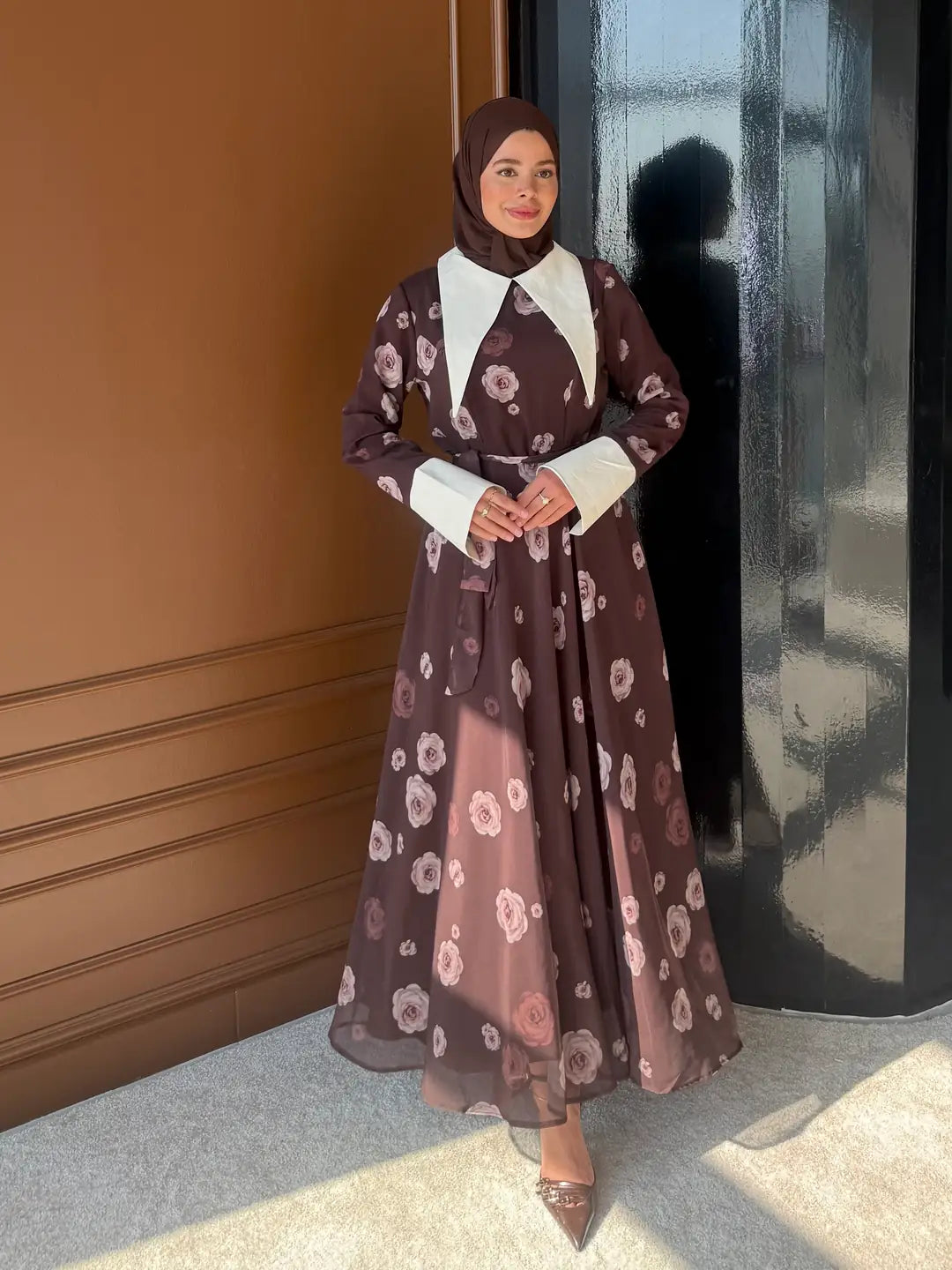 Long Sleeve Floral Maxi Dress with Contrast Collar & Tie Belt — Kahverengi