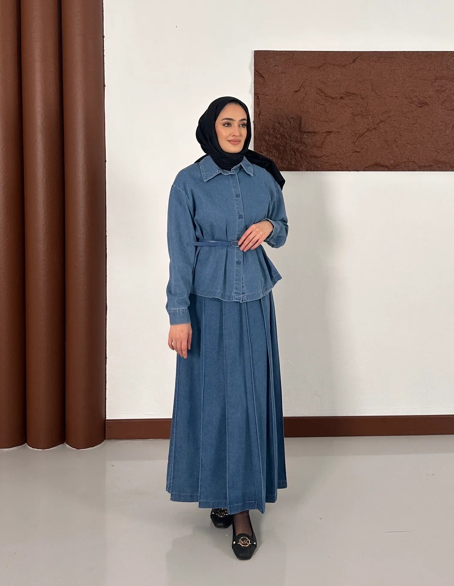 طقم تنورة جينز سلاي – من قماش فاخر مع حزام جلدي (SK003)