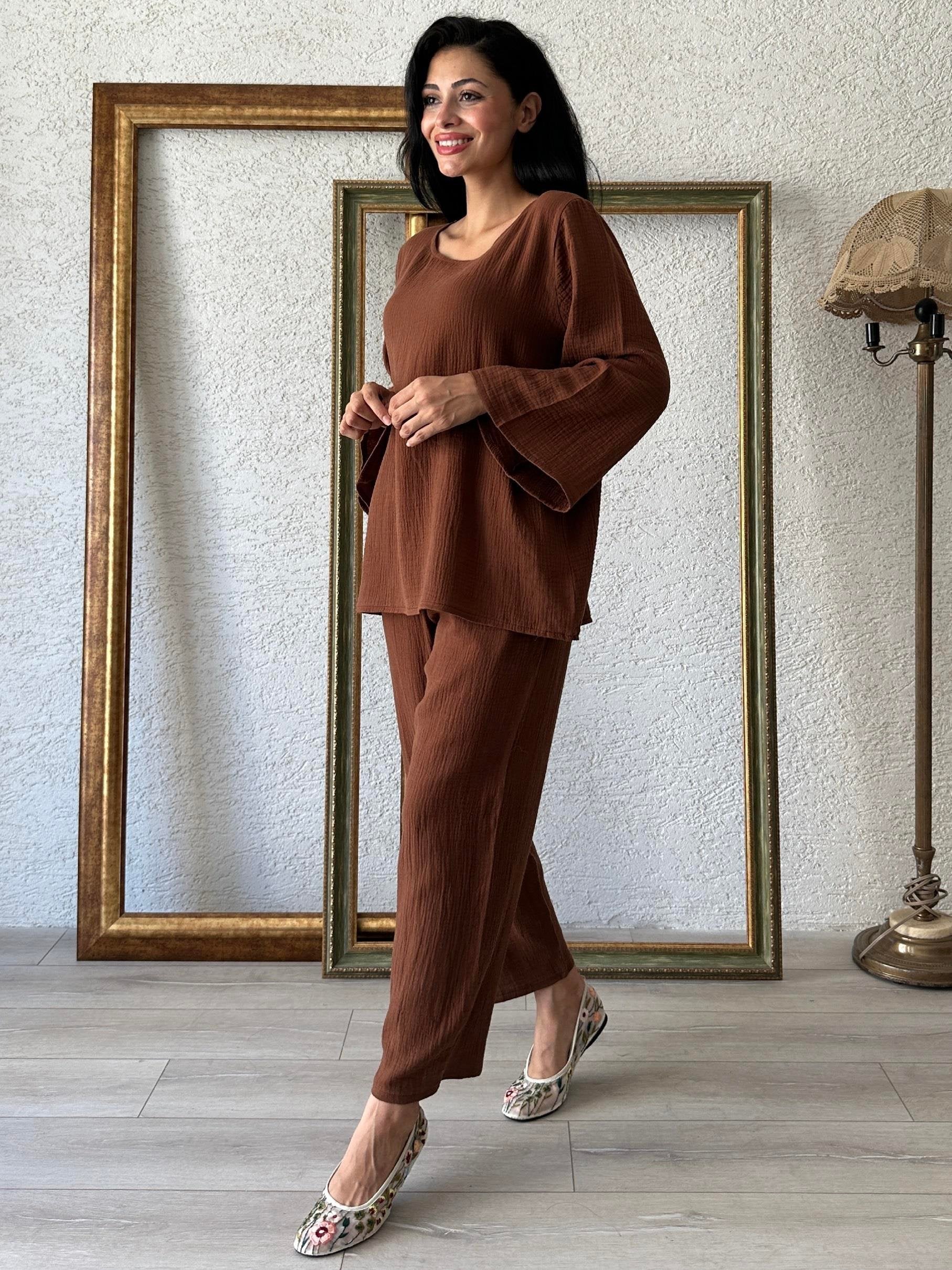 طقم  بنطلون مسلين واسع بتفاصيل الجيوب – من قماش قطني طبيعي ومريح (PT003)