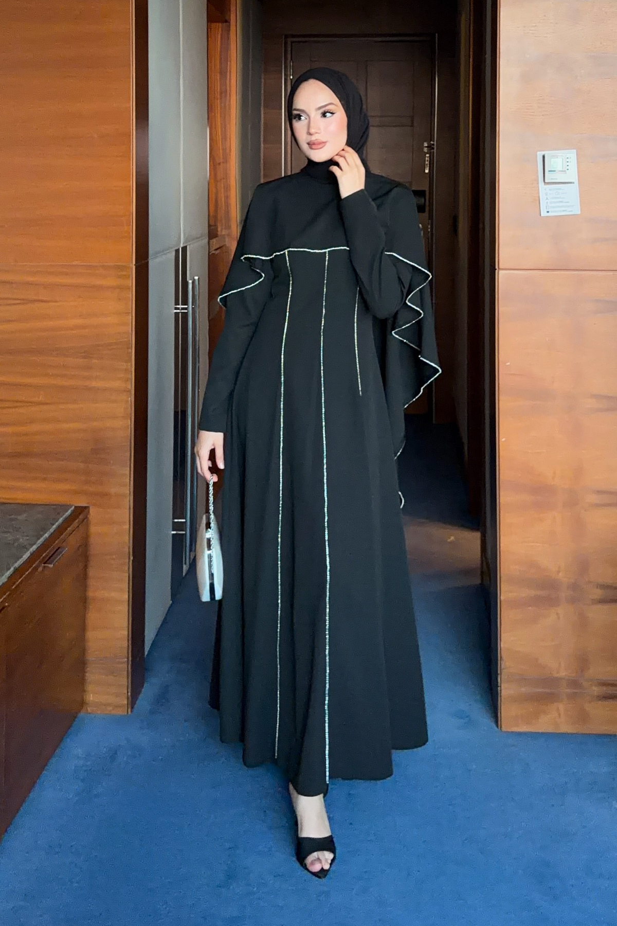 Modest Maxi Crepe Dress with Detachable Cape & Stone Details — Siyah