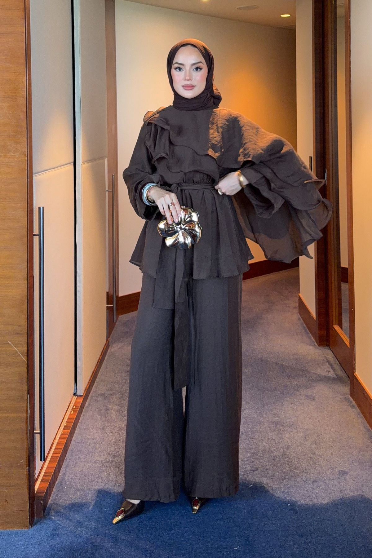 Flowing Chiffon Blouse & Wide-Leg Trousers Two-Piece Set — Kahverengi