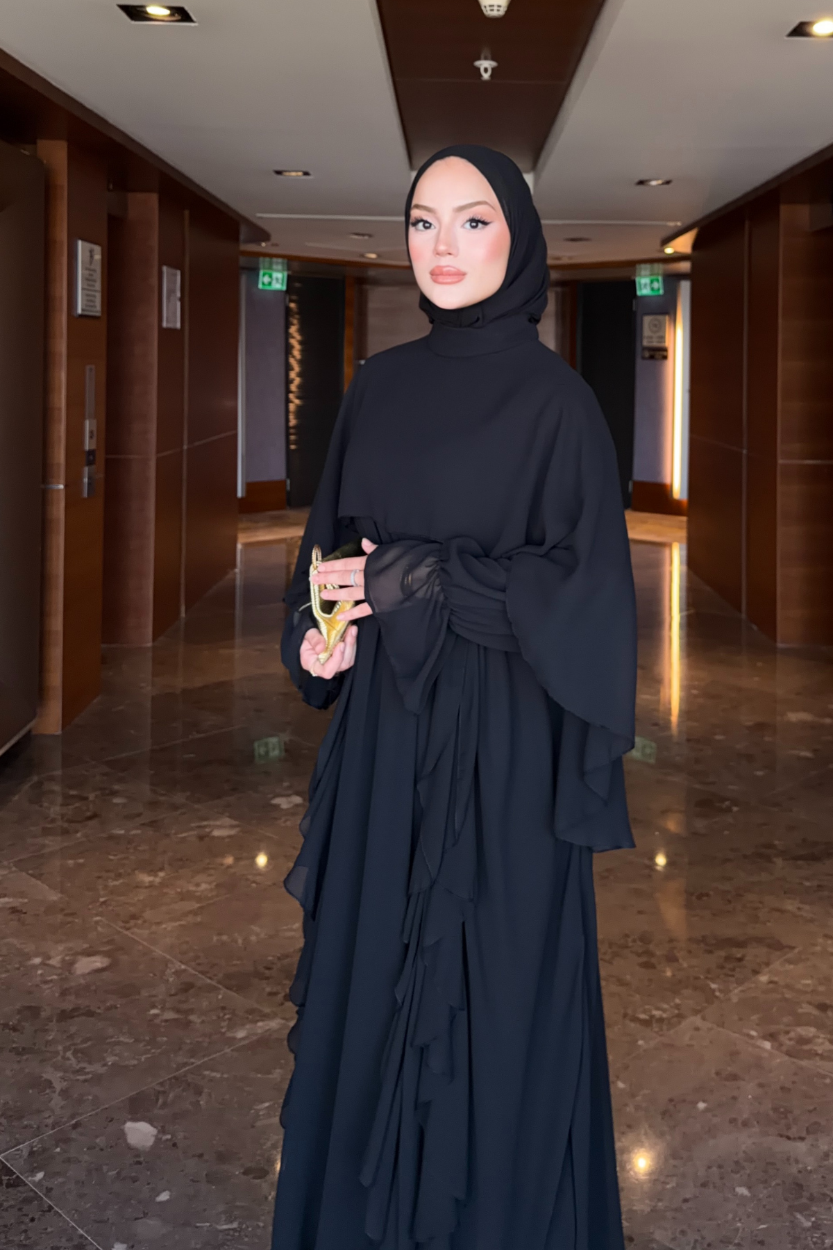 Flowy Chiffon Ruffle Maxi Dress with Belt & Cape Sleeves — Siyah