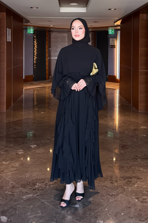 Flowy Chiffon Ruffle Maxi Dress with Belt & Cape Sleeves — Siyah