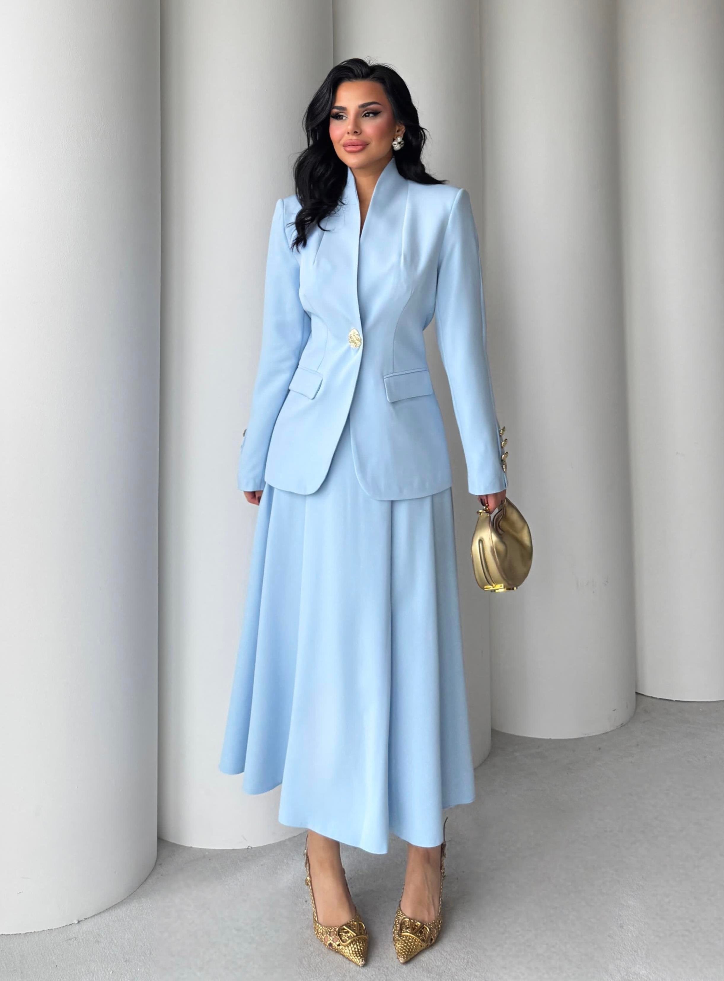 طقم بتفاصيل الأزرار الذهبية – تصميم أنيق من قماش دبل كريب مستورد (SK002)