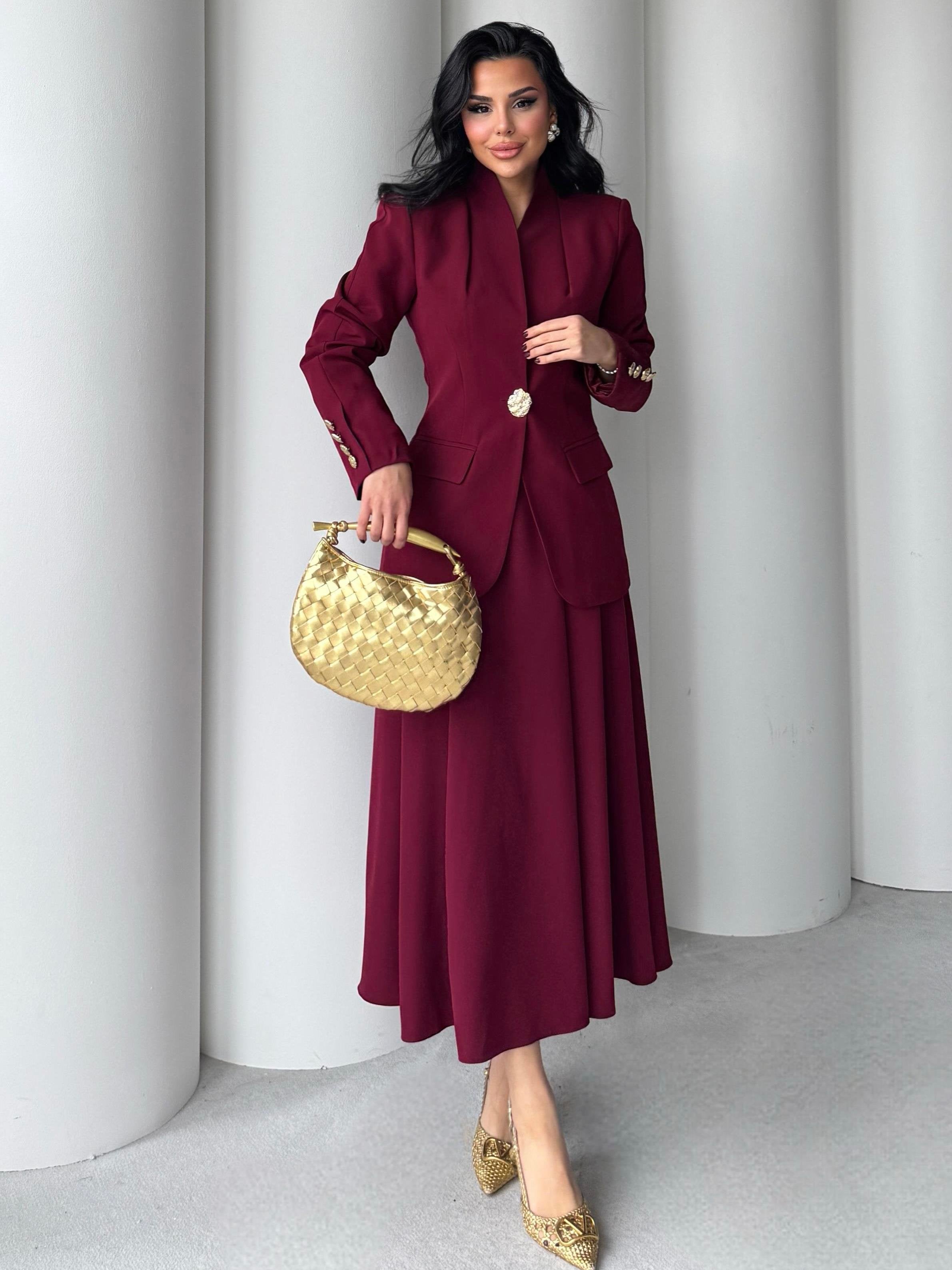 طقم بتفاصيل الأزرار الذهبية – تصميم أنيق من قماش دبل كريب مستورد (SK002)