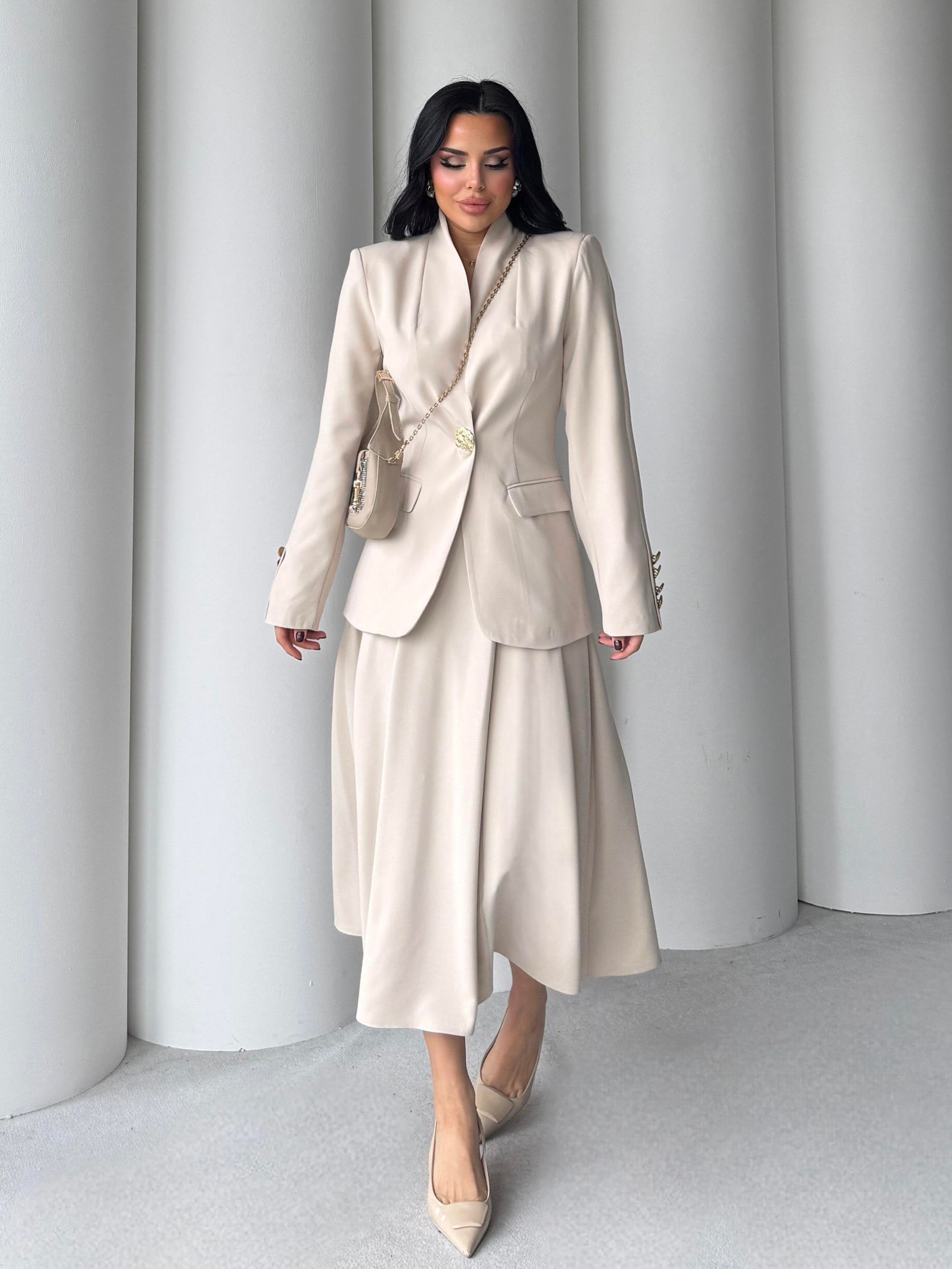 طقم بتفاصيل الأزرار الذهبية – تصميم أنيق من قماش دبل كريب مستورد (SK002)