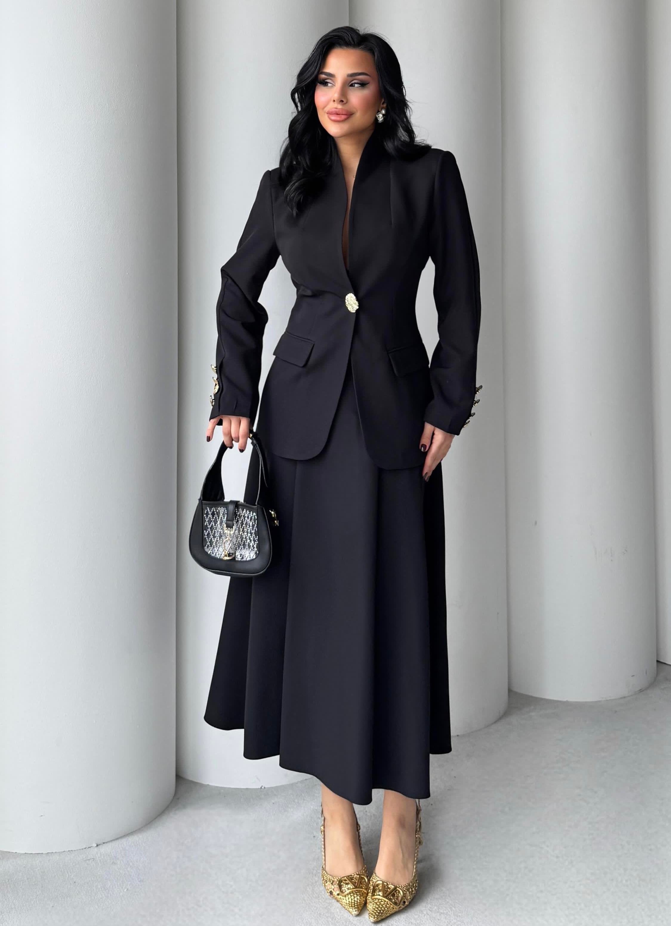 طقم بتفاصيل الأزرار الذهبية – تصميم أنيق من قماش دبل كريب مستورد (SK002)