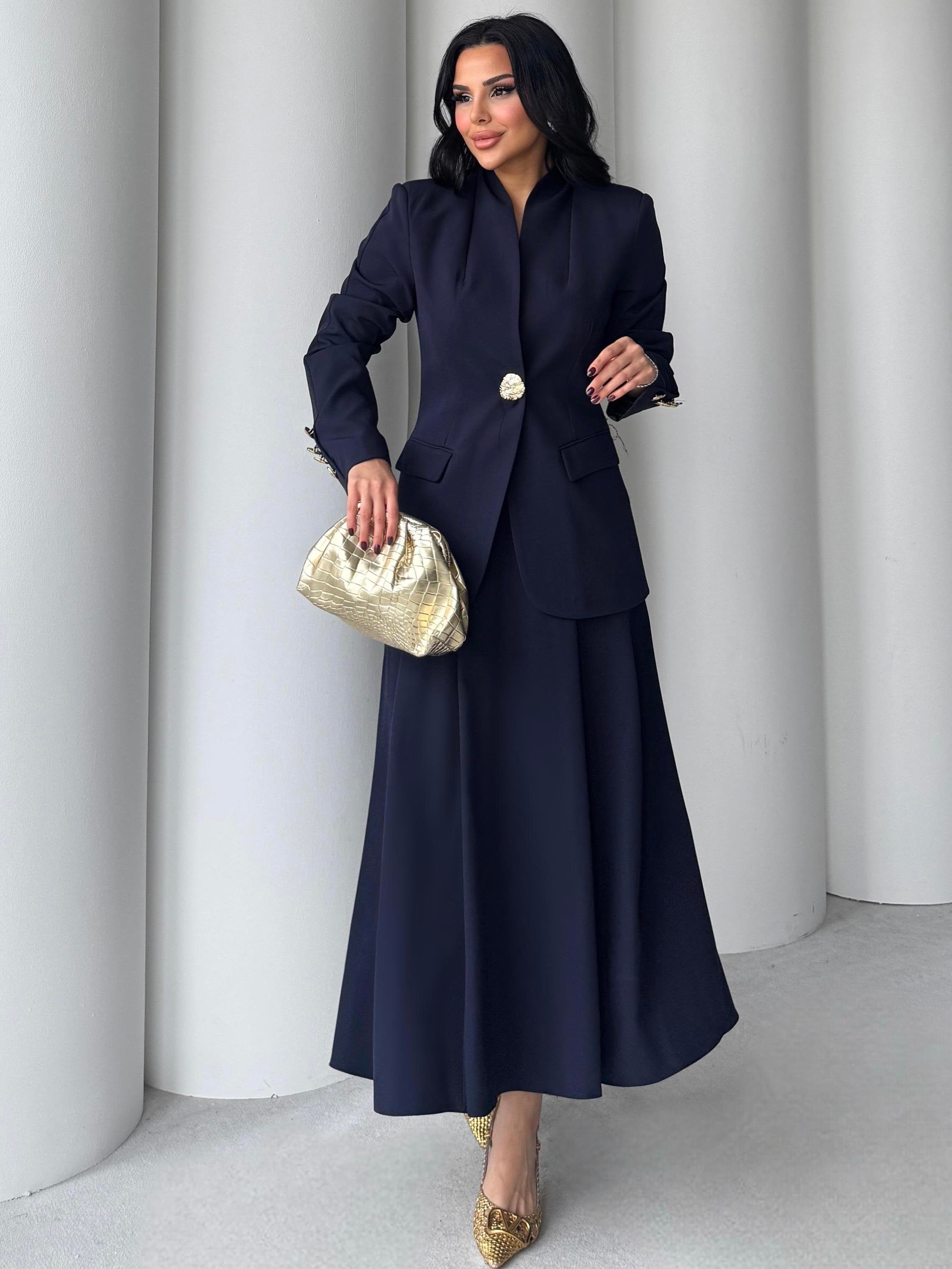 طقم بتفاصيل الأزرار الذهبية – تصميم أنيق من قماش دبل كريب مستورد (SK002)