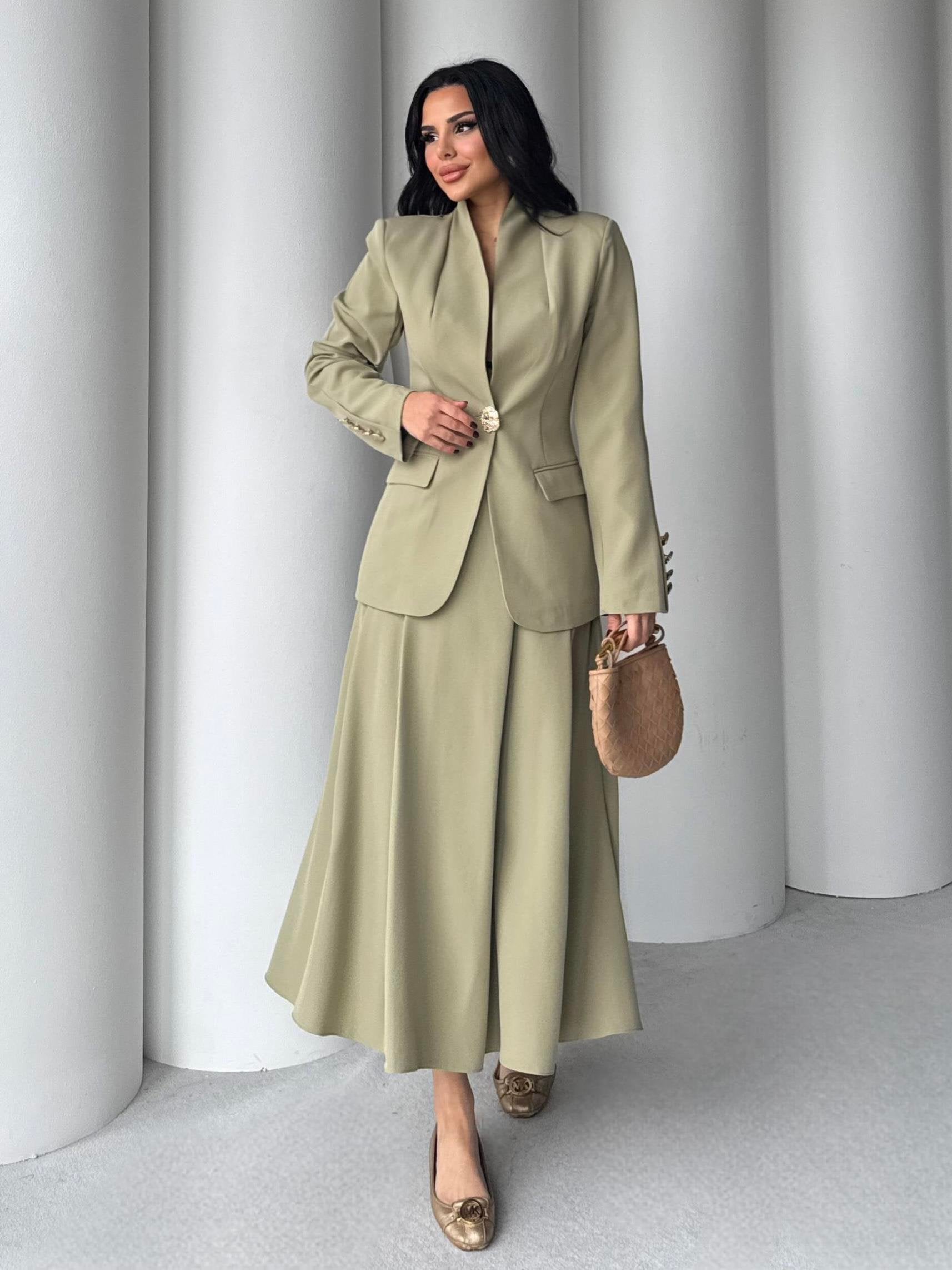 طقم بتفاصيل الأزرار الذهبية – تصميم أنيق من قماش دبل كريب مستورد (SK002)