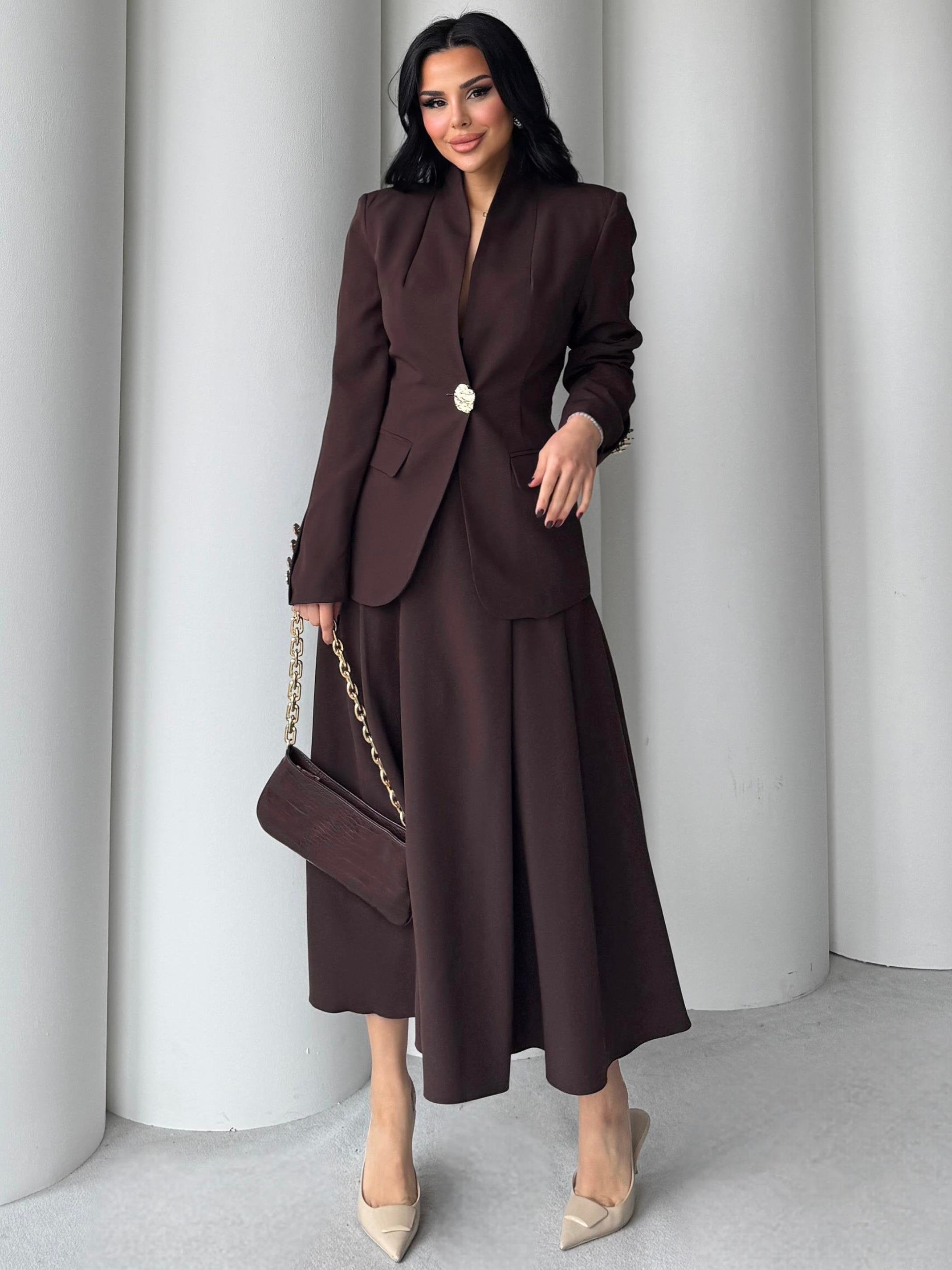 طقم بتفاصيل الأزرار الذهبية – تصميم أنيق من قماش دبل كريب مستورد (SK002)