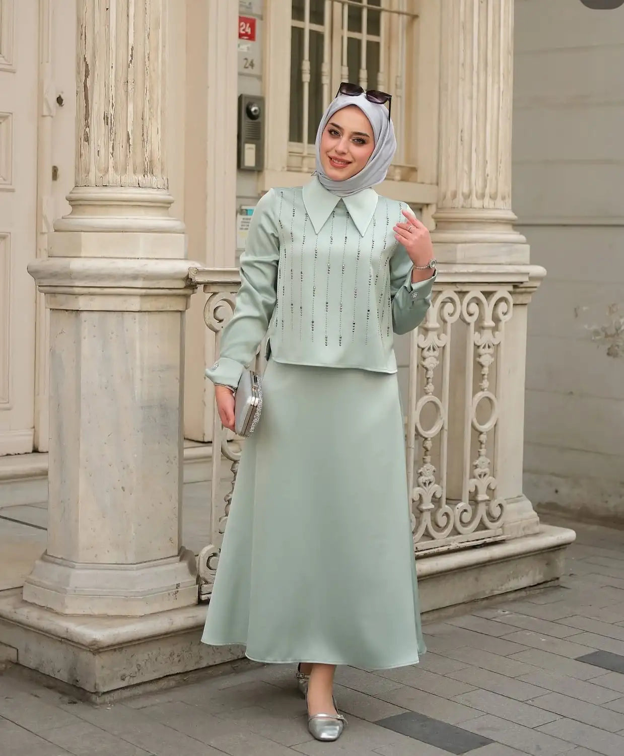 طقم تنورة  – من قماش فاخر مع تزيين بالأحجار الأمامية (SK004)